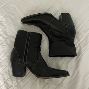 URBAN OUTFITTERS LEATHER BOOTIES
